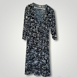 👗 Lovely Chico’s Black And White Floral V-neck Wrap Dress EUC 🌸